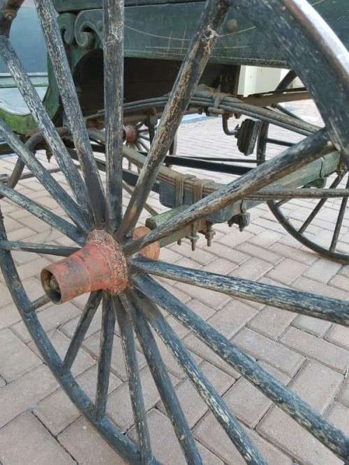 A SPECTACULAR ANTIQUE HORSE-DRAWN CARRIAGE BUGGY - PERFECT FOR RESTORATION FOR WEDDINGS OR RIDES