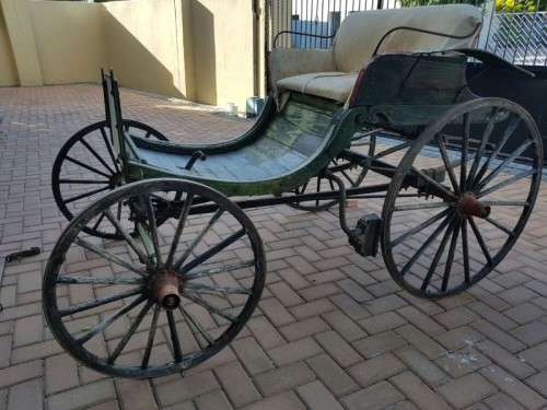 A SPECTACULAR ANTIQUE HORSE-DRAWN CARRIAGE BUGGY - PERFECT FOR RESTORATION FOR WEDDINGS OR RIDES