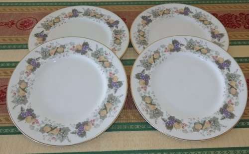A STUNNINGSET OF 4x "ROYAL DOULTON" PORCELAIN ENTREE PLATES IN THE BEAUTIFUL "RAVENNA" PATTERN
