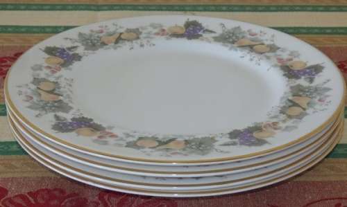 A STUNNINGSET OF 4x "ROYAL DOULTON" PORCELAIN ENTREE PLATES IN THE BEAUTIFUL "RAVENNA" PATTERN