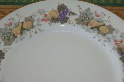 A STUNNINGSET OF 4x "ROYAL DOULTON" PORCELAIN ENTREE PLATES IN THE BEAUTIFUL "RAVENNA" PATTERN