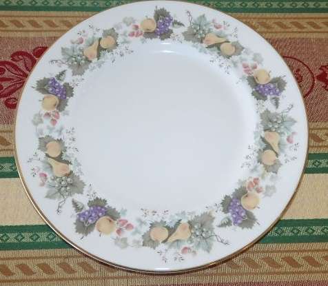 A STUNNINGSET OF 4x "ROYAL DOULTON" PORCELAIN ENTREE PLATES IN THE BEAUTIFUL "RAVENNA" PATTERN