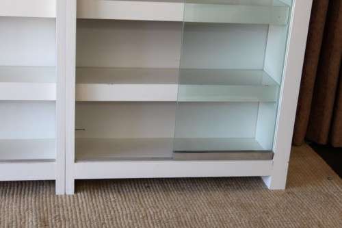 AN AWESOME 1.6m TALL WHITE DOUBLE DIVISION BOOK CASE WITH GLASS SLIDING DOORS & AMPLE PACKING SPACE