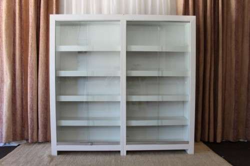 AN AWESOME 1.6m TALL WHITE DOUBLE DIVISION BOOK CASE WITH GLASS SLIDING DOORS & AMPLE PACKING SPACE