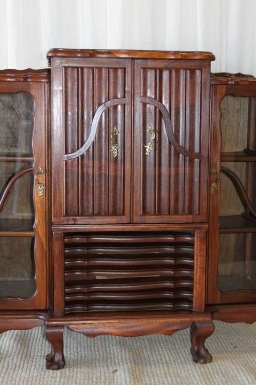 AN EXQUISITE VINTAGE SOLID IMBUIA BALL & CLAW RADIOGRAM CABINET - IDEAL COMPACT BAR CABINET