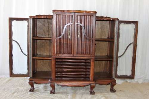 AN EXQUISITE VINTAGE SOLID IMBUIA BALL & CLAW RADIOGRAM CABINET - IDEAL COMPACT BAR CABINET