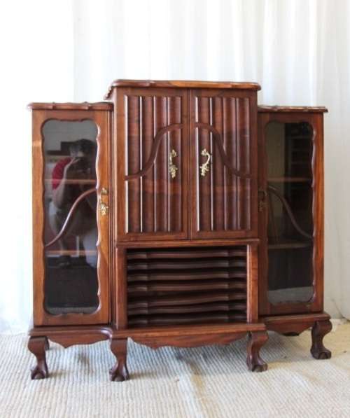 AN EXQUISITE VINTAGE SOLID IMBUIA BALL & CLAW RADIOGRAM CABINET - IDEAL COMPACT BAR CABINET