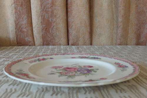 AN EXQUISITE AND RARE CLARICE CLIFF "ROYAL STRAFFORDSHIRE" COLLECTABLE PLATE