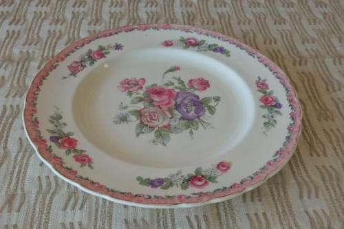AN EXQUISITE AND RARE CLARICE CLIFF "ROYAL STRAFFORDSHIRE" COLLECTABLE PLATE