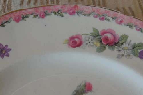 AN EXQUISITE AND RARE CLARICE CLIFF "ROYAL STRAFFORDSHIRE" COLLECTABLE PLATE