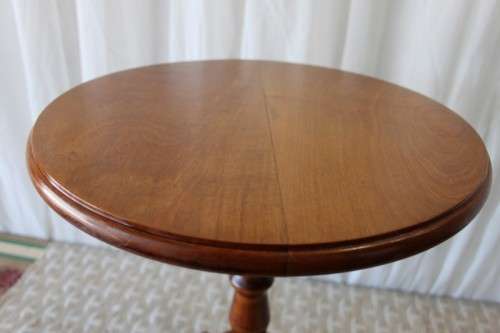 A STUNNING "TALLER" VINTAGE SOLID OAK OCCASIONAL TABLE w/ A STURDY TURNED TRI-LEG IN GREAT CONDITION