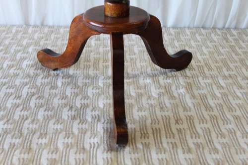 A STUNNING "TALLER" VINTAGE SOLID OAK OCCASIONAL TABLE w/ A STURDY TURNED TRI-LEG IN GREAT CONDITION