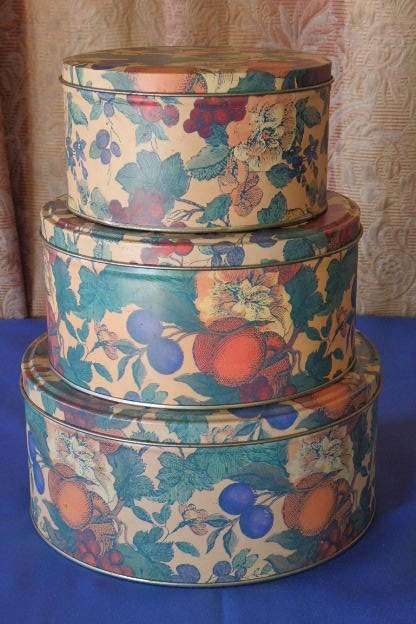 AN AWESOME SET OF THREE COLORFUL COLLECTIBLE DISPLAY TINS IN GREAT CONDITION