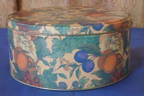 AN AWESOME SET OF THREE COLORFUL COLLECTIBLE DISPLAY TINS IN GREAT CONDITION