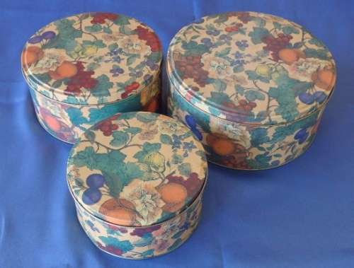 AN AWESOME SET OF THREE COLORFUL COLLECTIBLE DISPLAY TINS IN GREAT CONDITION