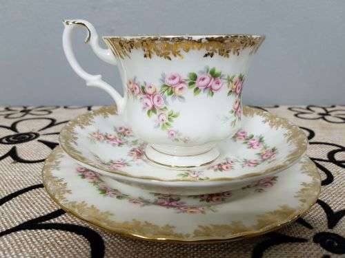 A STUNNING VINTAGE ROYAL ALBERT FINE BONE CHINA "DIMITY ROSE" COLLECTION TRIO IN PRISTINE CONDITION