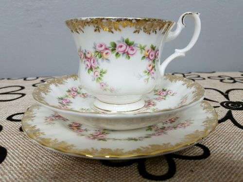 A STUNNING VINTAGE ROYAL ALBERT FINE BONE CHINA "DIMITY ROSE" COLLECTION TRIO IN PRISTINE CONDITION