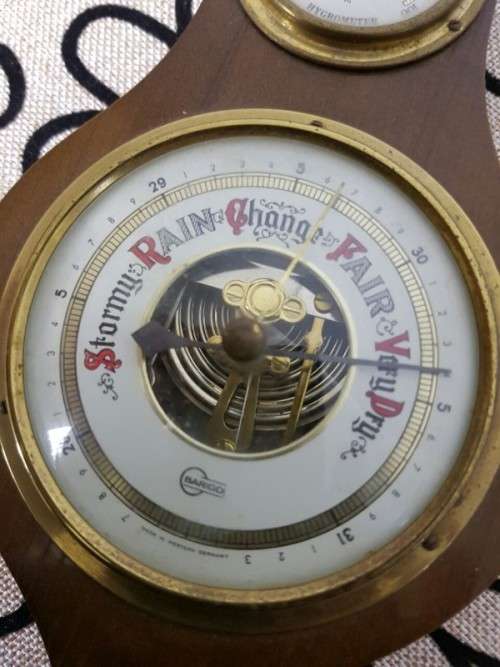 A SUPERB VINTAGE WEST GERMAN MADE "BARIGO" THERMOMETER, HYGROMETER AND THERMOMETER COMBINATION TOWER