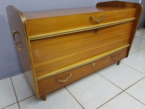 A SUPERB VINTAGE "RETRO" KIST WITH LOADS OF STORAGE SPACE IN WONDERFUL CONDITION