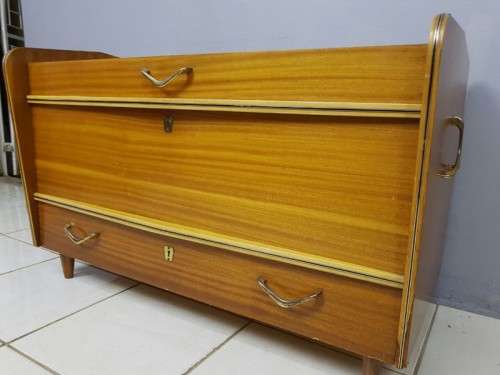 A SUPERB VINTAGE "RETRO" KIST WITH LOADS OF STORAGE SPACE IN WONDERFUL CONDITION