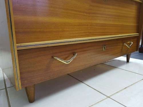 A SUPERB VINTAGE "RETRO" KIST WITH LOADS OF STORAGE SPACE IN WONDERFUL CONDITION