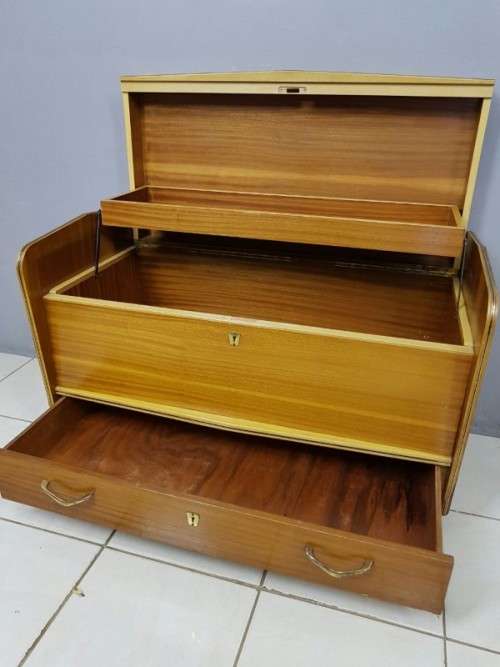 A SUPERB VINTAGE "RETRO" KIST WITH LOADS OF STORAGE SPACE IN WONDERFUL CONDITION