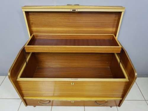 A SUPERB VINTAGE "RETRO" KIST WITH LOADS OF STORAGE SPACE IN WONDERFUL CONDITION