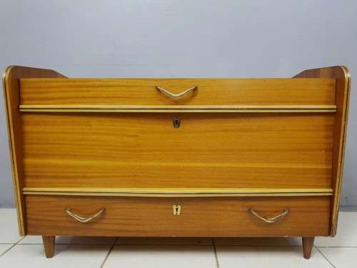 A SUPERB VINTAGE "RETRO" KIST WITH LOADS OF STORAGE SPACE IN WONDERFUL CONDITION