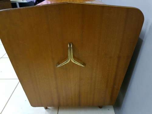 A SUPERB VINTAGE "RETRO" KIST WITH LOADS OF STORAGE SPACE IN WONDERFUL CONDITION