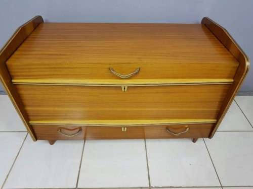 A SUPERB VINTAGE "RETRO" KIST WITH LOADS OF STORAGE SPACE IN WONDERFUL CONDITION