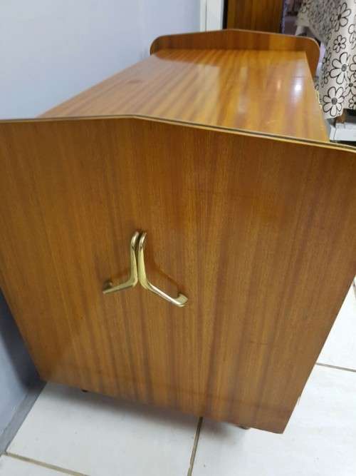 A SUPERB VINTAGE "RETRO" KIST WITH LOADS OF STORAGE SPACE IN WONDERFUL CONDITION