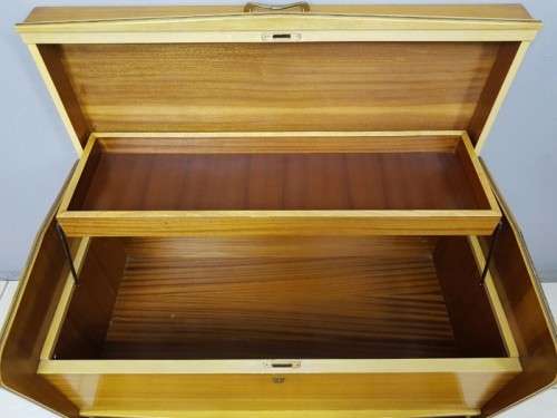 A SUPERB VINTAGE "RETRO" KIST WITH LOADS OF STORAGE SPACE IN WONDERFUL CONDITION