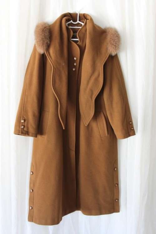 A SPECTACULAR ORIGINAL "BERGHAUS" OF HOLLAND LIMITED EDITION COLLECTION LADIES WOOL & CASHMERE COAT