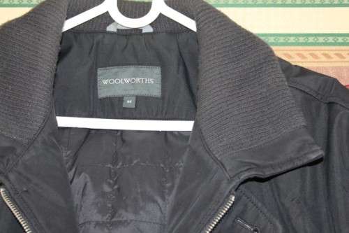 A STUNNING WOOLWORTH'S GENTS BLACK (LINED AND PADDED) WINTER JACKET WITH AMPLE POCKETS
