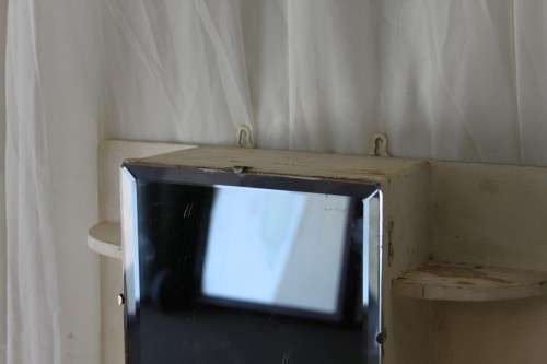 AN AWESOME VINTAGE/ ANTIQUE? BATHROOM VANITY WALL CABINET WITH A BEVELLED MIRROR AND STORAGE DRAWER