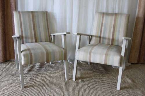 TWO AWESOME VINTAGE UPHOLSTERED SOLID AND STURDY COMFY ARMCHAIRS bid/chair