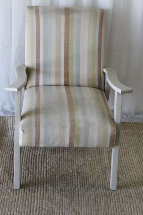 TWO AWESOME VINTAGE UPHOLSTERED SOLID AND STURDY COMFY ARMCHAIRS bid/chair