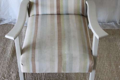 TWO AWESOME VINTAGE UPHOLSTERED SOLID AND STURDY COMFY ARMCHAIRS bid/chair