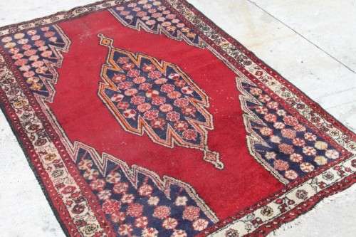 AN INCREDIBLE ANTIQUE IRANIAN PERSIAN CARPET (1.9m 1.3m) IN RED AND ROYAL BLUE COLOURS