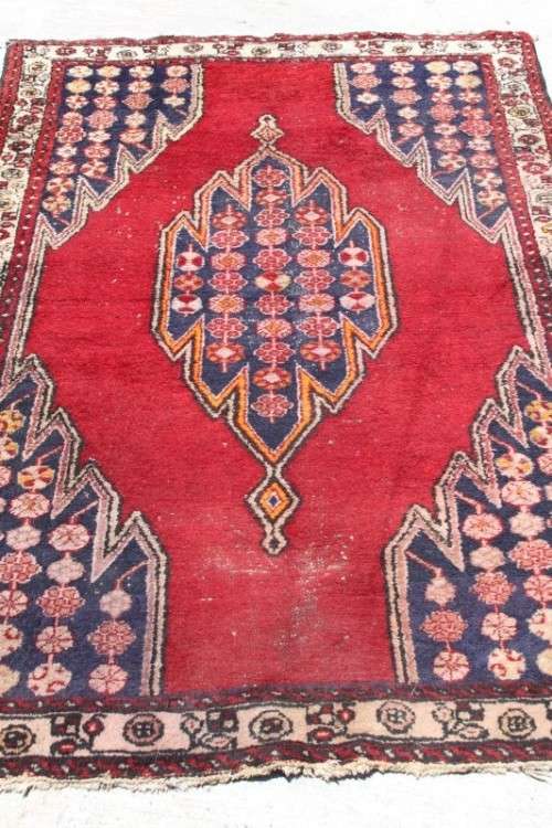 AN INCREDIBLE ANTIQUE IRANIAN PERSIAN CARPET (1.9m 1.3m) IN RED AND ROYAL BLUE COLOURS