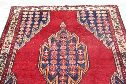 AN INCREDIBLE ANTIQUE IRANIAN PERSIAN CARPET (1.9m 1.3m) IN RED AND ROYAL BLUE COLOURS