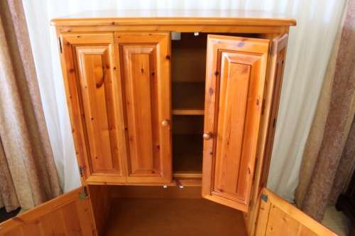 A STUNNING & VERY WELL MADE SOLID OREGON TV, DRINKS/ ALL PURPOSE CABINET WITH LOADS OF SPACE