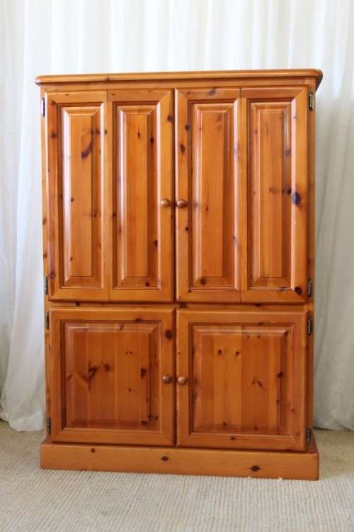 A STUNNING & VERY WELL MADE SOLID OREGON TV, DRINKS/ ALL PURPOSE CABINET WITH LOADS OF SPACE