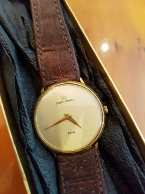 A BEAUTIFUL VINTAGE MICHEL HERBELIN (MODEL 2614) GOLD PLATED GENTS SLIMLINE DRESS WATCH