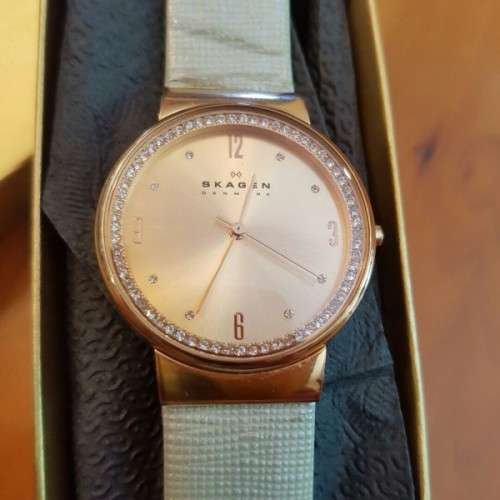 A STUNNING DANISH MADE "SKAGEN" ROSE GOLD DIAL #SKW2165 LADIES STAINLESS STEEL WATCH WITH DIAMANTE