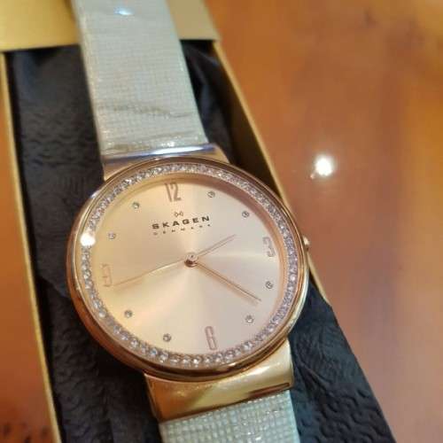 A STUNNING DANISH MADE "SKAGEN" ROSE GOLD DIAL #SKW2165 LADIES STAINLESS STEEL WATCH WITH DIAMANTE
