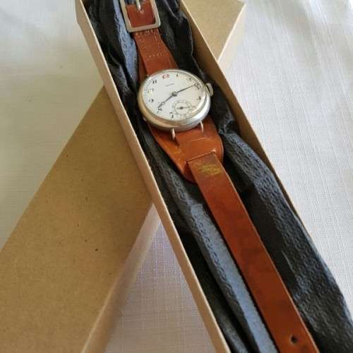 A WONDERFUL ANTIQUE (cWW1) ENGLISH MADE "ESCORT" GENTS STEEL TRENCH WATCH WITH A NEW LEATHER STRAP