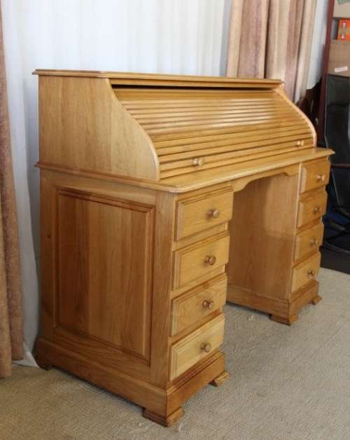 A STUNNING SOLID OAK 8-DRAWER ROLL TOP WRITING DESK/ BUREAU - GORGEOUS FURNITURE WITH LOADS OF SPACE