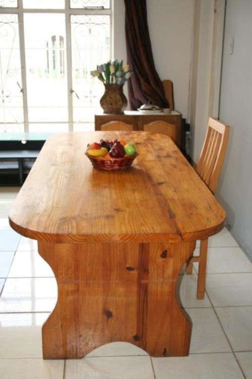 AN AWESOME 6-SEATER SOLID WOODEN KITCHEN/ PATIO DINING TABLE WITH LOADS OF CHARM IN GREAT CONDITION