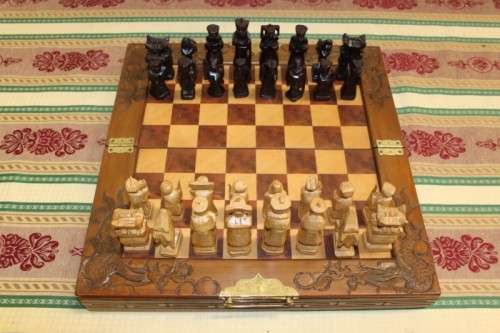 A SUPERB VINTAGE HAND-CARVED ORIENTAL FOLDING CHESS BOARD AND CARVED CHESS SET IN AWESOME CONDITION